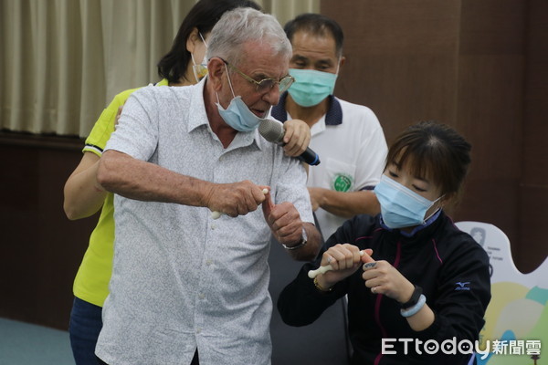 ▲▼ 台東「觀光未來學堂」啟動，其中包括成為：療癒旅人的足療師」由吳神父足療團隊打造足部養生技能認證課程。（圖／台東縣政府提供，下同）