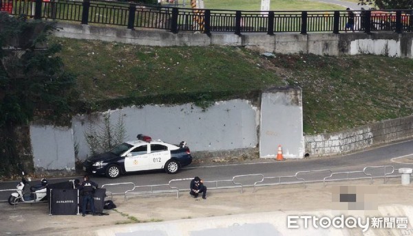 ▲台北中山橋發現男性浮屍。（圖／記者黃彥傑攝）