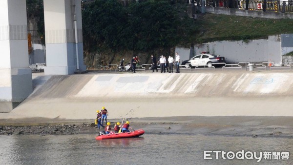 ▲台北中山橋發現男性浮屍。（圖／記者黃彥傑攝）
