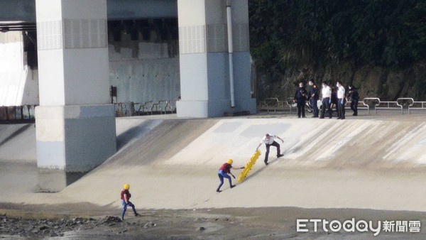 ▲台北中山橋發現男性浮屍。（圖／記者黃彥傑攝）