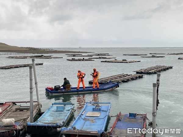 ▲海巡11岸巡隊、消防與漁民聯合投入救援，將該漁民接駁脫困，完成救援任務。（圖／記者林悅翻攝，下同）