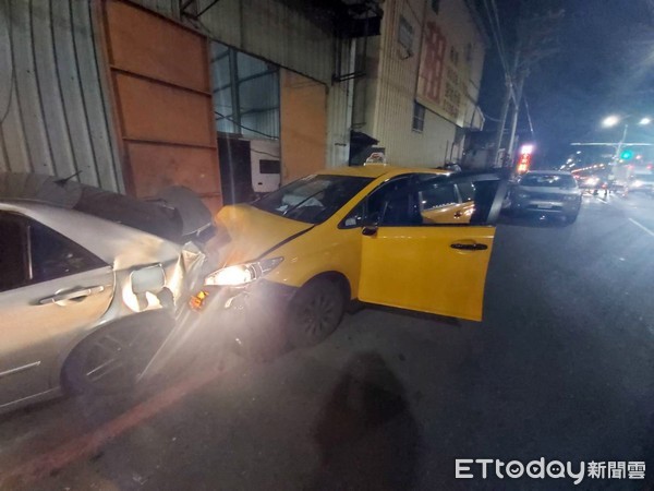 ▲▼快訊／蘆洲計程車突自撞路邊轎車　司機「失去呼吸心跳」。（圖／記者陳豐德翻攝）