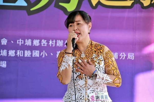▲新住民謝美麗樂於演唱台語歌，並積極督推廣東南霞美食。（圖／移民署提供）