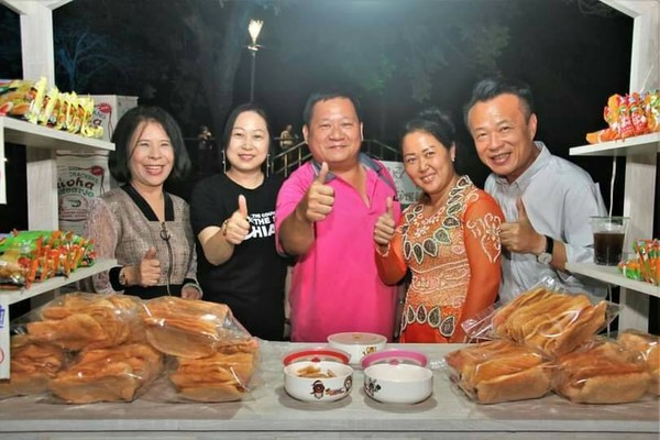 ▲新住民謝美麗樂於演唱台語歌，並積極督推廣東南霞美食。（圖／移民署提供）