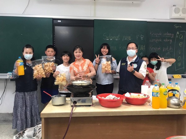 ▲新住民謝美麗樂於演唱台語歌，並積極督推廣東南霞美食。（圖／移民署提供）