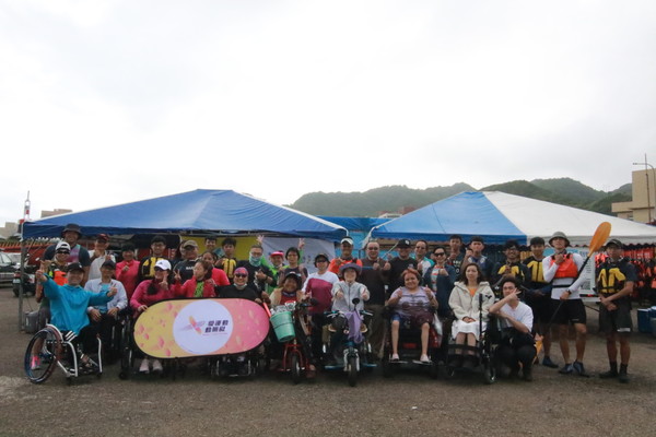 ▲《愛運動動無礙》巡迴運動計畫到基隆，由國立海洋大學與新北市輪椅夢公園攜手合作，首次為身障者舉辦水上活動體驗。（圖／官方提供）
