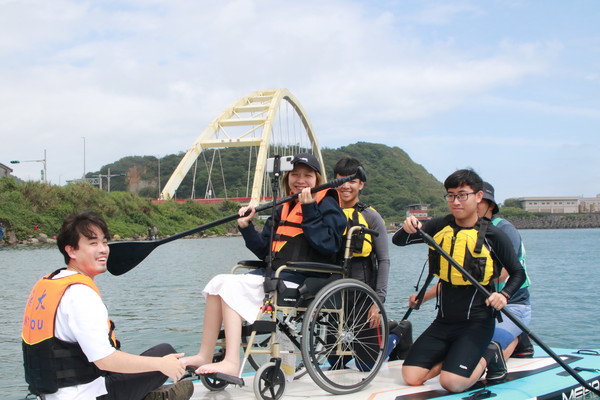 ▲《愛運動動無礙》巡迴運動計畫到基隆，由國立海洋大學與新北市輪椅夢公園攜手合作，首次為身障者舉辦水上活動體驗。（圖／官方提供）