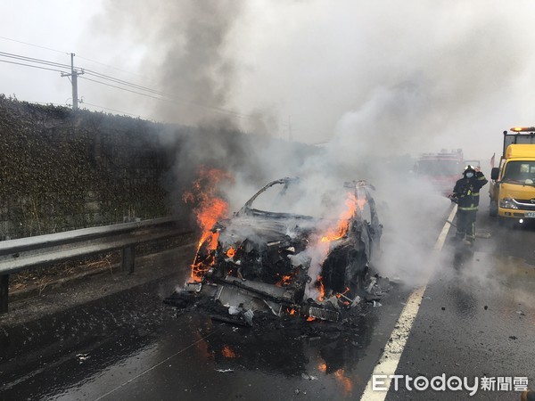 ▲國道1號南下藍寶堅尼火燒車。（圖／記者唐詠絮翻攝）