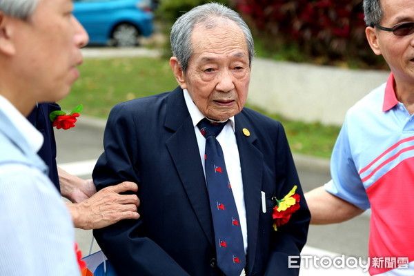 ▲▼高齡92歲的創校長陳秋沐，親自為「勤奮誠樸」校訓牌揭幕。（圖／記者黃孟珍攝）