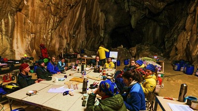 8男7女挑戰「洞穴生活40天」！與世隔絕自行發電取水　出關後全都面露微笑