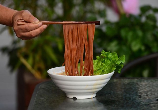 ▲廣西柳州新上市的紅高粱螺獅粉。（圖／翻攝新華網）