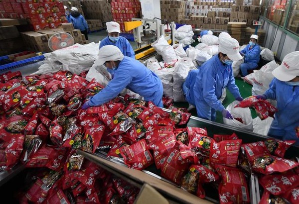 ▲廣西柳州食品廠工人正在流水線上包裝螺獅粉。（圖／翻攝新華網）