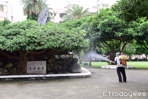 ▲▼花蓮市防治小黑蚊及恙蟲，針對公園、幼兒園及高中以下的學校總計執行84個處所噴灑除蟲藥劑。（圖／花蓮市公所提供，下同）