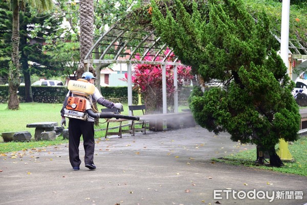 ▲▼花蓮市防治小黑蚊及恙蟲，針對公園、幼兒園及高中以下的學校總計執行84個處所噴灑除蟲藥劑。（圖／花蓮市公所提供，下同）