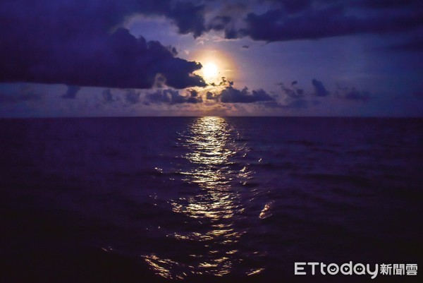 ▲太陽光通過大氣層折射，紅光會偏折照射到月球表面，所以月全食時的月亮看起來就是暗紅色，因此也被稱為血月。（圖／花蓮縣政府提供，下同）