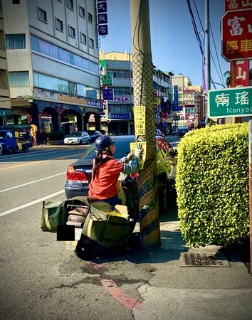 ▲長髮女蹲在橋旁大便全都被錄下。（圖／彰化縣環保局提供）