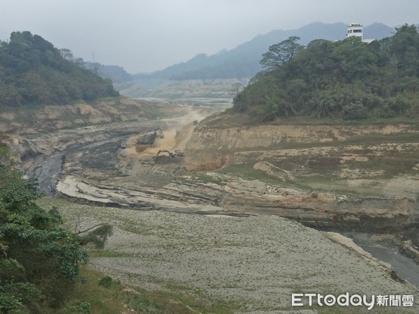 ▲▼苗栗鯉魚潭水庫,自來水,民生用水,缺水,限水,乾涸,水庫大峽谷,水壩,清淤工程。（圖／記者林振民攝）