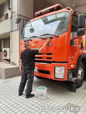 ▲因應台南節水政策，台南市消防局暫緩實施夏季消防車裝檢，雖不用大費周章的清洗車輛，仍要每日檢查裝備器材，隨時保持性能良好狀態。（圖／記者林悅翻攝，下同）