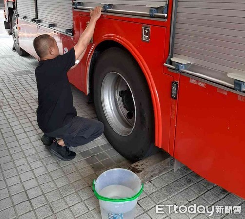 ▲因應台南節水政策，台南市消防局暫緩實施夏季消防車裝檢，雖不用大費周章的清洗車輛，仍要每日檢查裝備器材，隨時保持性能良好狀態。（圖／記者林悅翻攝，下同）