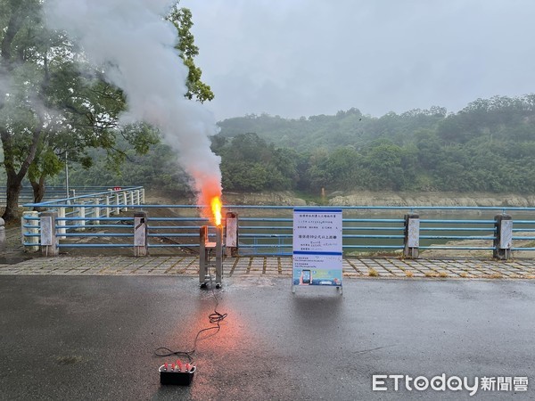 ▲水利署28日上午9點在石門、寶二、永和山、明德、鯉魚潭水庫，各燃放1支焰劑人工增雨，水庫蓄水下降速度略微減緩。（圖／記者黃孟珍翻攝）