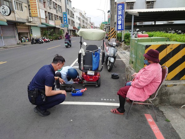 ▲▼警見民眾電動車破輪主動協助             。（圖／記者黃子倩翻攝）