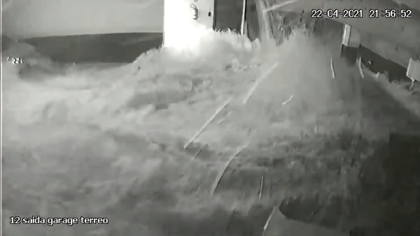 ▲▼巴西公寓泳池坍塌。（圖／翻攝自YouTube／Instaingenieria）