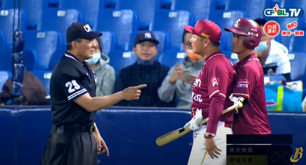 ▲曾豪駒向主審抗議。（圖／翻攝自CPBL.TV）