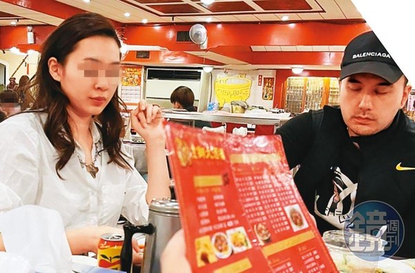 有讀者目擊黃志瑋（右）帶著疑似馬尾妹的女生在餐廳吃飯。（讀者提供）