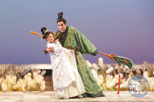 黃志瑋（右）2018年參與舞台劇《賽貂蟬》演出。左為卓文萱。