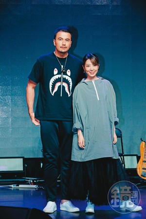 去年9月，黃志瑋（左）和路嘉欣（右）出席電影演唱會彩排活動。