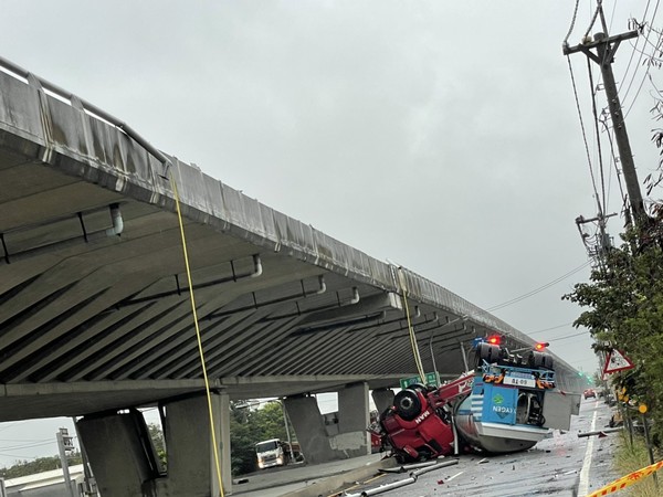 ▲▼台61線、西濱快速道路南下214公里處，化學槽車翻落橋下意外。（圖／翻攝記者爆料網）