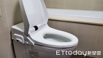 公廁換免治馬桶 他皺眉搖頭「先解決1問題」就好!鄉民狂點頭