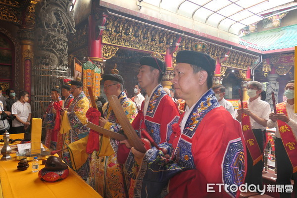 ▲台南市安平開台天后宮舉辦「祈福祈雨祭典儀式」，由市長率領市府局室局長、各區公所區長、地方市議員、里長與地方各宮廟代表等共同參與，採古禮祈雨祭雨。（圖／記者林悅翻攝，下同）