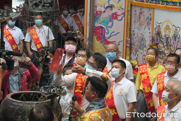 ▲台南市安平開台天后宮舉辦「祈福祈雨祭典儀式」，由市長率領市府局室局長、各區公所區長、地方市議員、里長與地方各宮廟代表等共同參與，採古禮祈雨祭雨。（圖／記者林悅翻攝，下同）