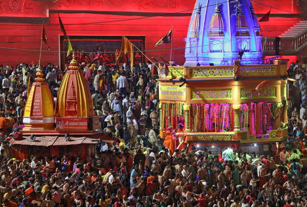 ▲印度赫爾德瓦爾（Haridwar）14日舉行的大壺節（Kumbh Mela）慶典。（圖／路透）