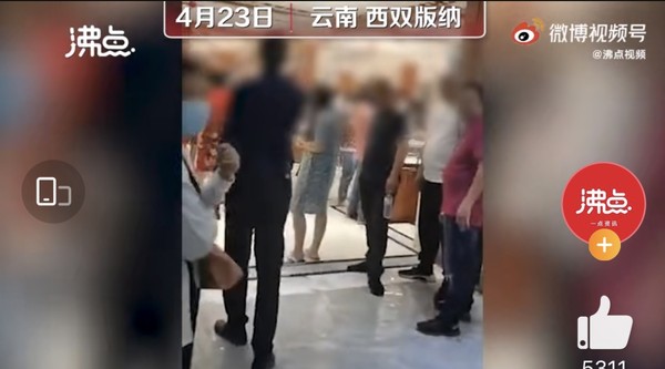 ▲雲南一名女性遊客遭導遊嗆「孩子沒死就得購物」。（圖／翻攝漩渦視頻）