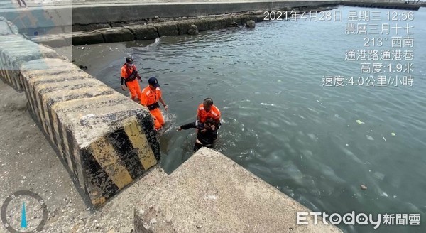 ▲海巡署南部分署第11岸巡隊蚵子寮安檢所守望人員，搶救落海女子上岸送醫。（圖／記者林悅攝）