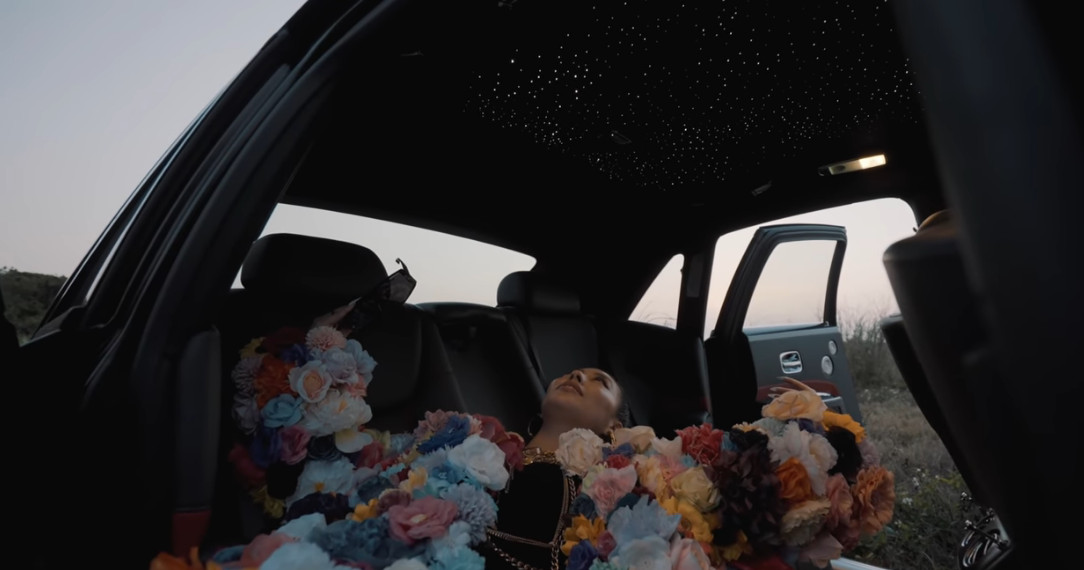 ▲蔡詩芸興奮地躺在車內。（圖／翻攝自YouTube／Empire Motor Club / EWC）