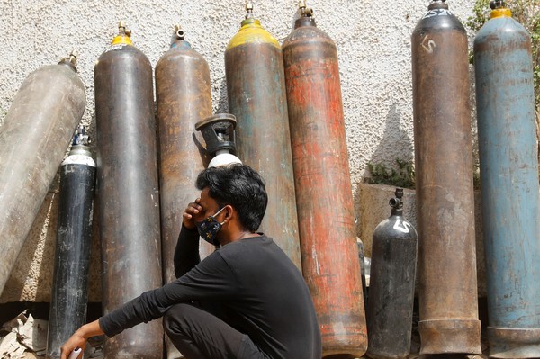 氧氣瓶竟變「滅火器」！印度2失業男網路詐騙　病患買錯氧氣枉死 | ETt