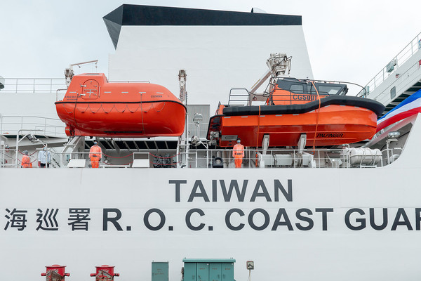 海巡艦艇舷側新增「TAIWAN」字樣　蔡英文：讓海巡更安全執法 | ET