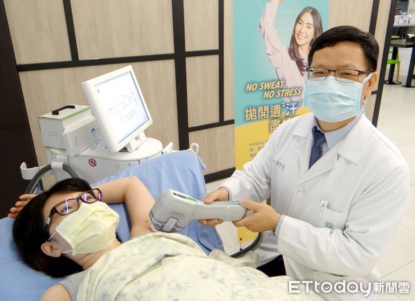 ▲奇美醫學中心醫學美容中心醫師暨皮膚科主任賴豐傑教授表示，非侵入式的微波熱能腋下多汗異味治療，毋須開刀，便可深度破壞汗腺，有效改善腋下多汗及狐臭問題，是患者另項選擇。（圖／記者林悅翻攝，下同）