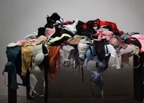 ▲參加藝術大獎比賽作品《197》被民眾爆料，作品呈現的女用內衣全是偷來的。（圖／翻攝新京報）