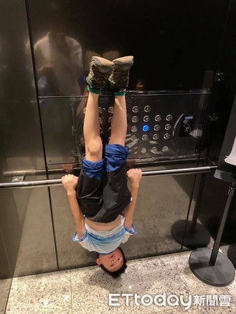 ▲▼兒子電梯倒立（圖／Yuna提供，請勿隨意翻拍，以免侵權。）