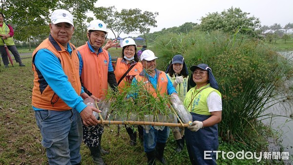 ▲▼志工隊、協會及當地居民結合九河局共同完成矮仙丹種植及生態浮島交接下水儀式。（圖／花蓮縣政府提供，下同）