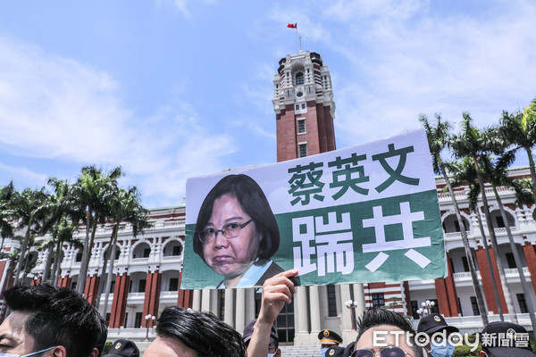 ▲國民黨抗議日本核廢水，要求蔡英文道歉、謝長廷下台，步行至凱道抗議。（圖／記者林敬旻攝）