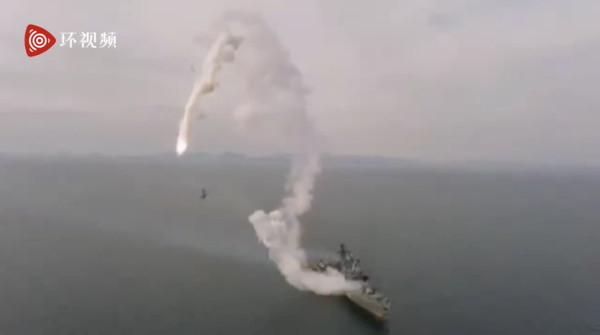 ▲飛彈失控後筆直墜落在軍艦周邊的海域裡。（圖／翻攝環球網）
