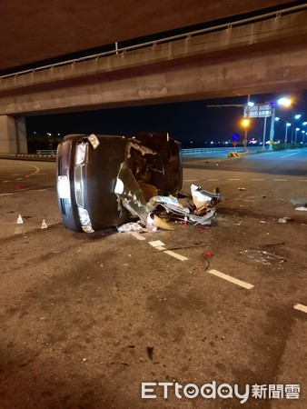 ▲台南北門區台17線與台84線交流道路口處，4月29日發生一件死亡車禍，造自小客車被機車撞翻，女乘客傷重不治，機車騎士重傷送醫仍在救治中。（圖／記者林悅翻攝，下同）