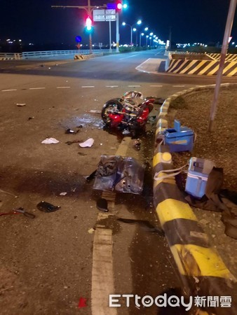 ▲台南北門區台17線與台84線交流道路口處，4月29日發生一件死亡車禍，造自小客車被機車撞翻，女乘客傷重不治，機車騎士重傷送醫仍在救治中。（圖／記者林悅翻攝，下同）