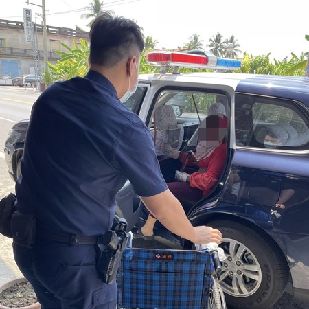 ▲▼老婦人獨坐清潔隊找姪子，暖警挨家挨戶幫找家人             。（圖／記者黃子倩翻攝）