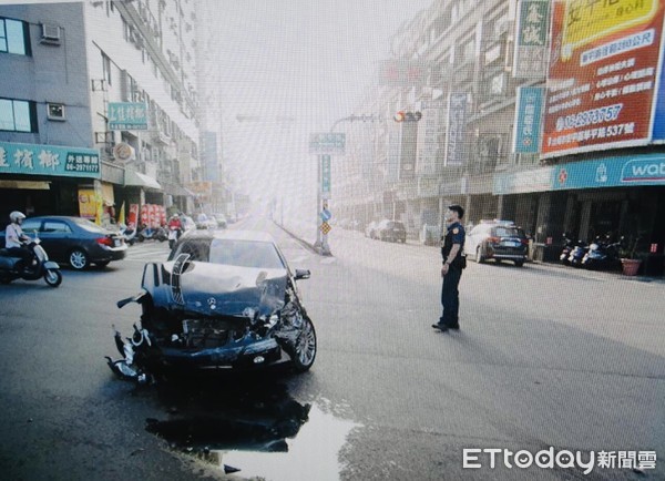 ▲台南市安平區華平路與慶平路，30日上午發生自小客車與廂型車撞擊車禍，造成63歲黃姓男子等2人受傷送醫。（圖／記者林悅翻攝，下同）